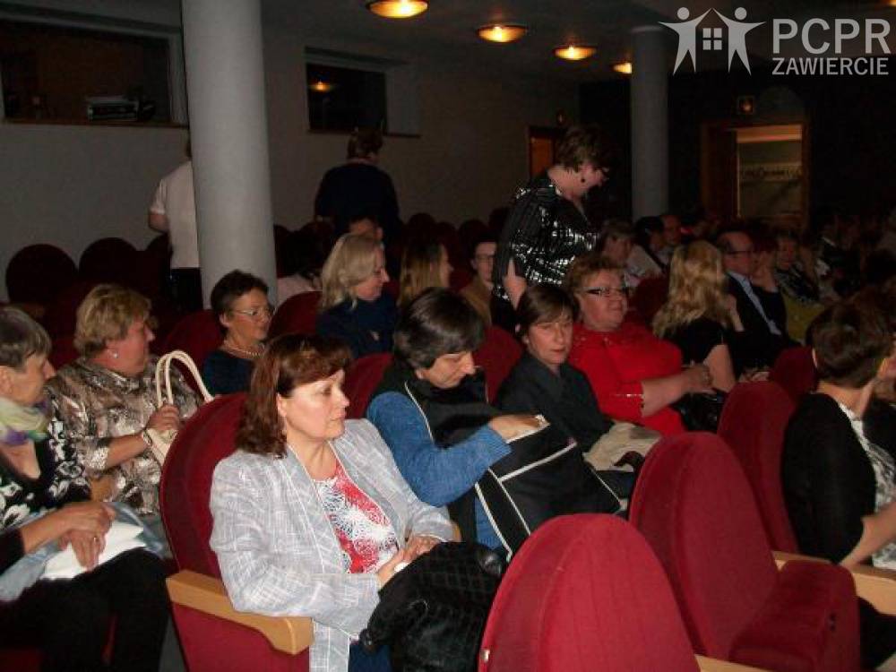 Zdjęcie: Uczestnicy i uczestniczki wyjazdu siedzący na widowni teatru